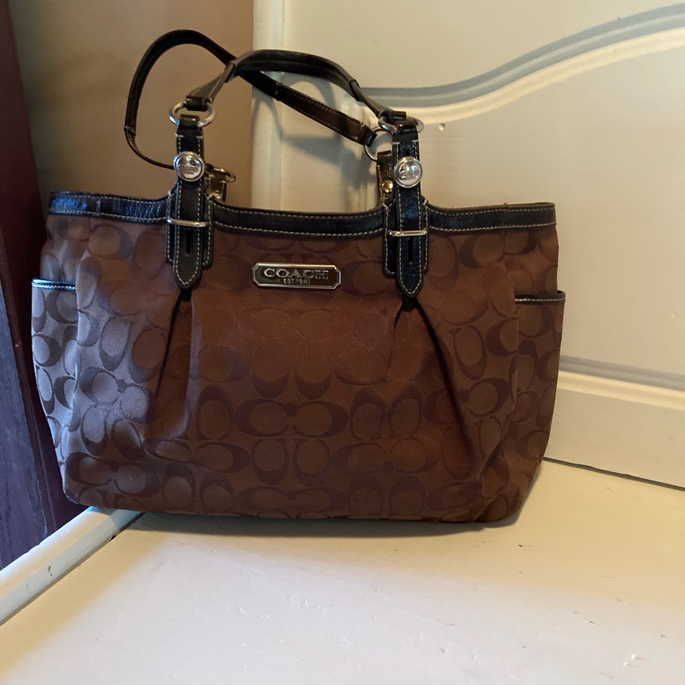 Vintage coach. Pic include and spots inside